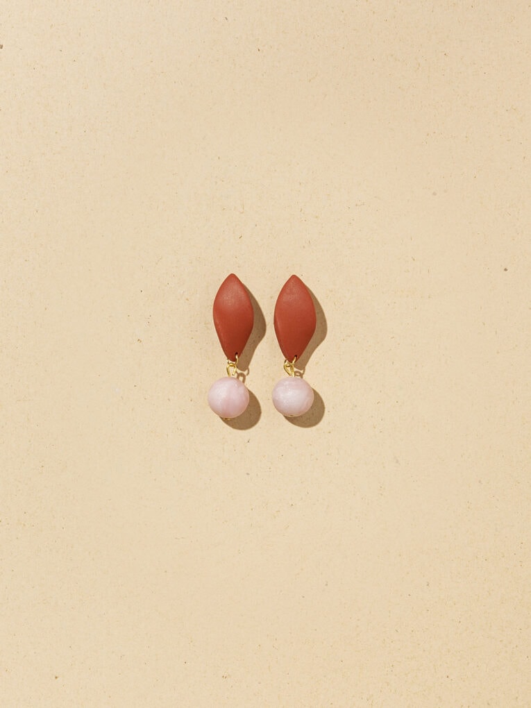 Arc Mono earrings | Sand 17 Delicatessen earrings | Pink