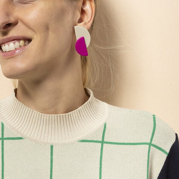 Jona Medium Bag | Light Almond - Olive 1 Lunette earrings | Magenta