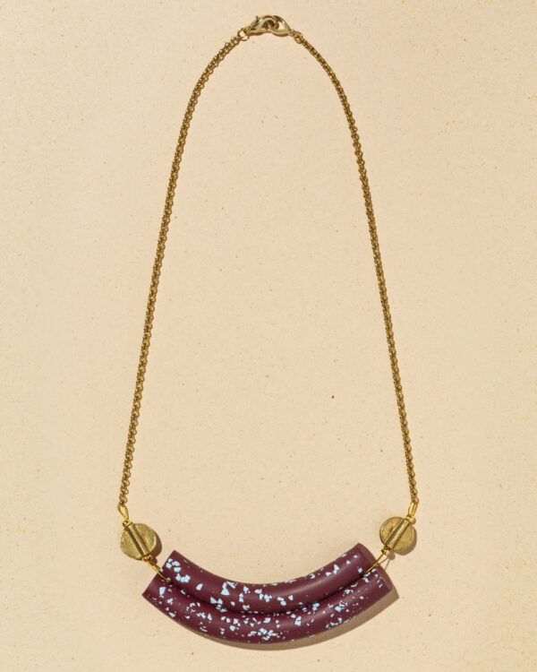 Smiling Petra necklace | Burgundy